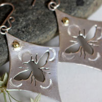 Keren, bee earrings in sterling silver and brass