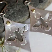 Keren, bee earrings in sterling silver and brass