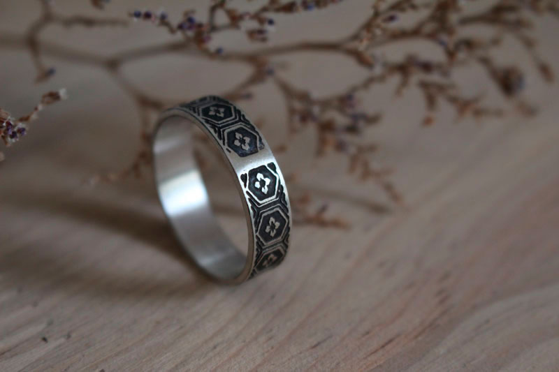 Kikko Hanabishi, Japanese turtle scale ring in sterling silver