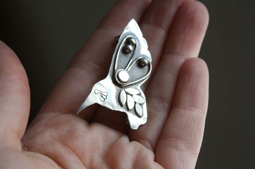 Kolibri, stylized hummingbird brooch in sterling silver