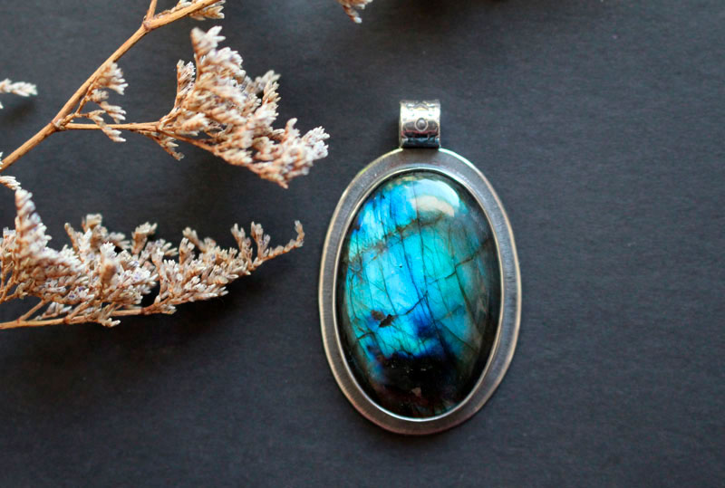 Las pequeñas cosas, celebrating life’s pleasures pendant in silver and labradorite