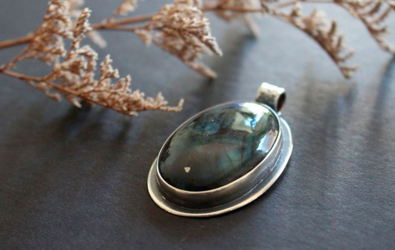 Las pequeñas cosas, celebrating life’s pleasures pendant in silver and labradorite