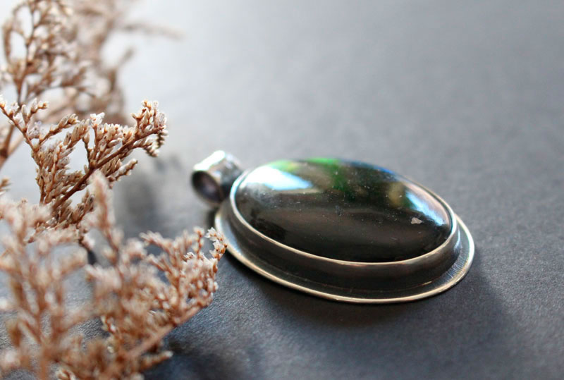 Las pequeñas cosas, celebrating life’s pleasures pendant in silver and labradorite