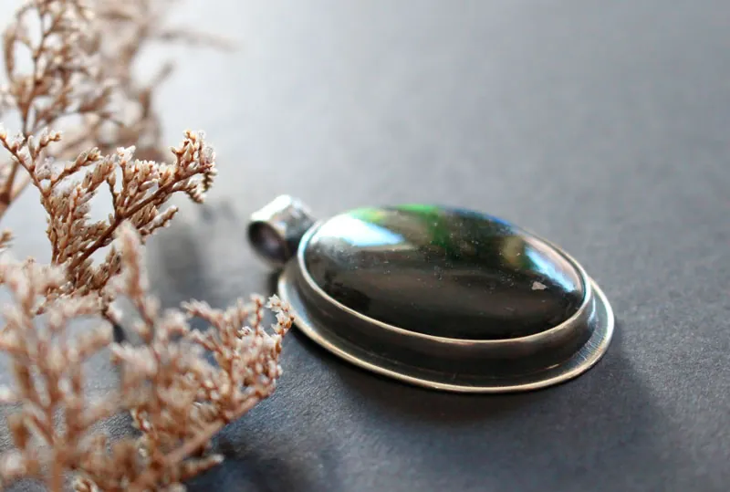 Las pequeñas cosas, celebrating life’s pleasures pendant in silver and labradorite