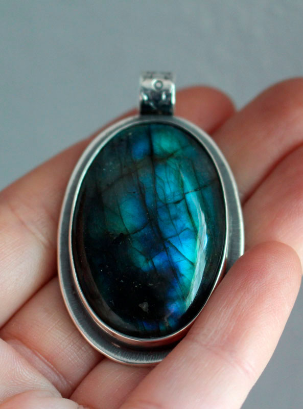 Las pequeñas cosas, celebrating life’s pleasures pendant in silver and labradorite