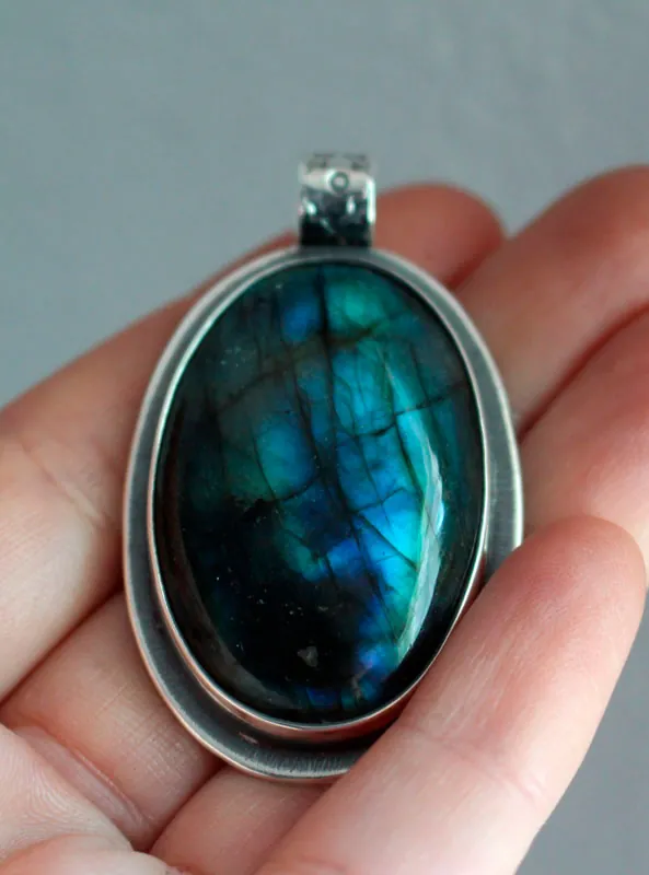 Las pequeñas cosas, celebrating life’s pleasures pendant in silver and labradorite
