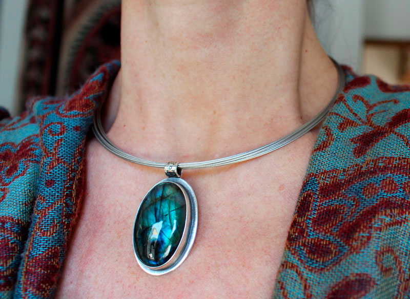 Las pequeñas cosas, celebrating life’s pleasures pendant in silver and labradorite