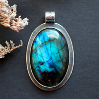 Las pequeñas cosas, celebrating life’s pleasures pendant in silver and labradorite