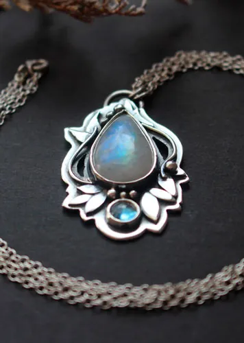 Luinil, elven necklace in silver, blue zircon and white labradorite