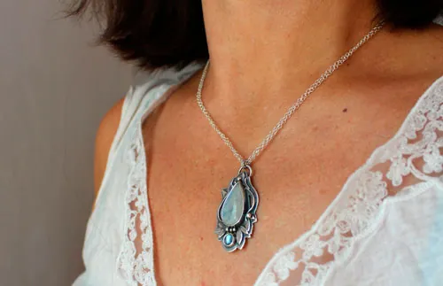 Luinil, elven necklace in silver, blue zircon and white labradorite