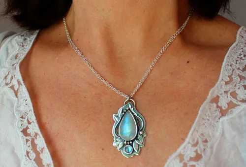 Luinil, elven necklace in silver, blue zircon and white labradorite