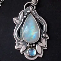 Luinil, elven necklace in silver, blue zircon and white labradorite