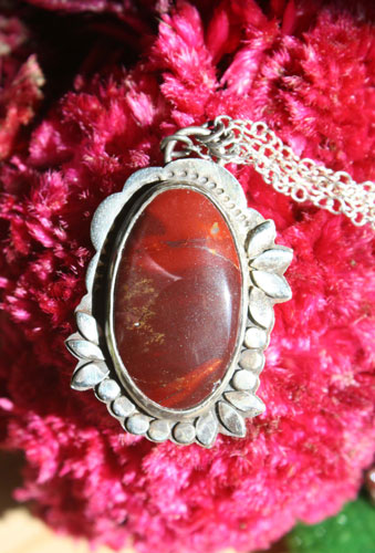 Marie-Antoinette, baroque flower cameo necklace in silver and mookaite jasper