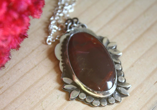 Marie-Antoinette, baroque flower cameo necklace in silver and mookaite jasper