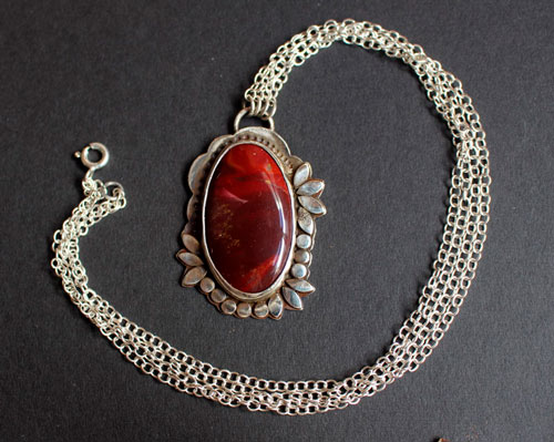 Marie-Antoinette, baroque flower cameo necklace in silver and mookaite jasper