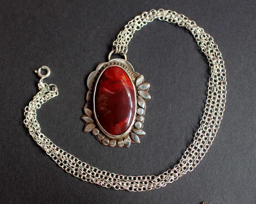 Marie-Antoinette, baroque flower cameo necklace in silver and mookaite jasper