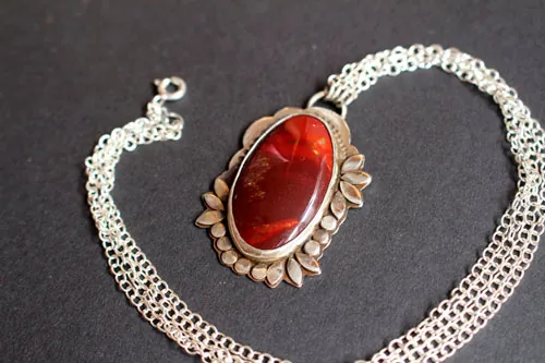 Marie-Antoinette, baroque flower cameo necklace in silver and mookaite jasper