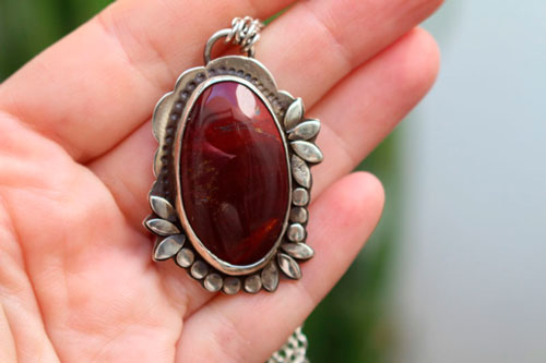 Marie-Antoinette, baroque flower cameo necklace in silver and mookaite jasper