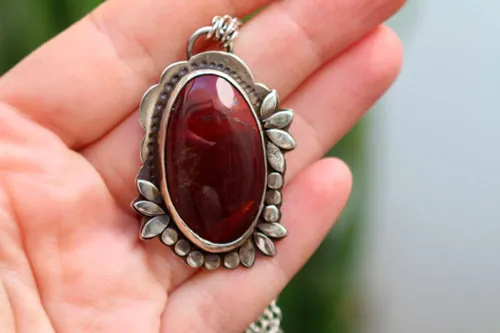 Marie-Antoinette, baroque flower cameo necklace in silver and mookaite jasper
