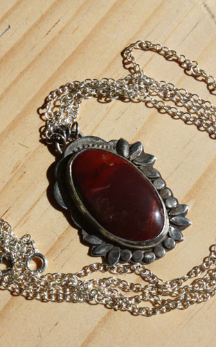 Marie-Antoinette, baroque flower cameo necklace in silver and mookaite jasper