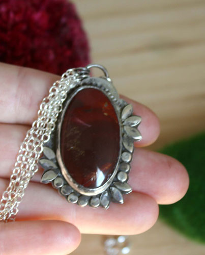 Marie-Antoinette, baroque flower cameo necklace in silver and mookaite jasper