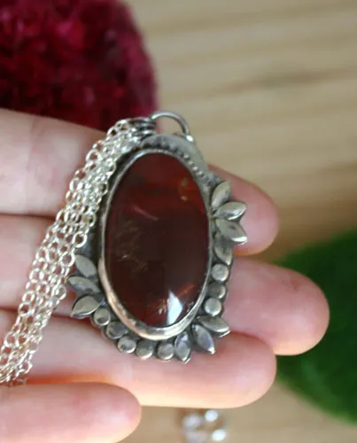 Marie-Antoinette, baroque flower cameo necklace in silver and mookaite jasper