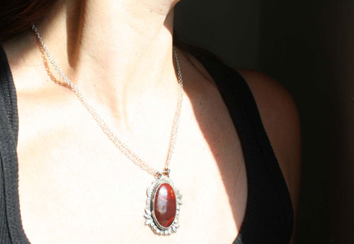 Marie-Antoinette, baroque flower cameo necklace in silver and mookaite jasper