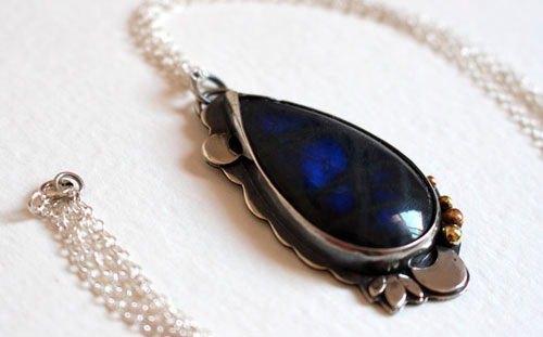 Moonbeam, nocturnal play of light necklace in silver, brass and labradorite