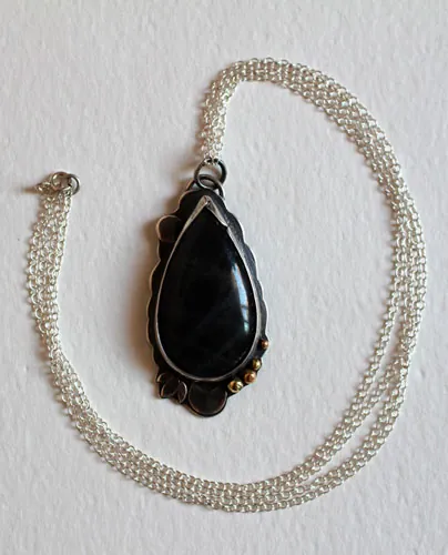 Moonbeam, nocturnal play of light necklace in silver, brass and labradorite