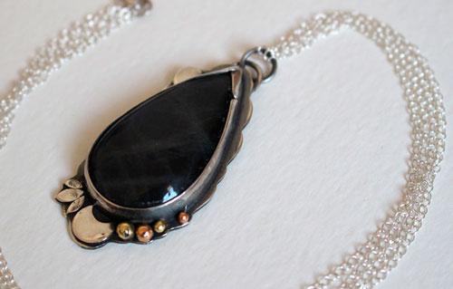 Moonbeam, nocturnal play of light necklace in silver, brass and labradorite