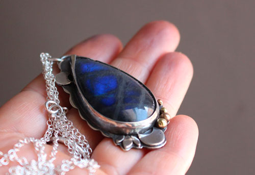 Moonbeam, nocturnal play of light necklace in silver, brass and labradorite