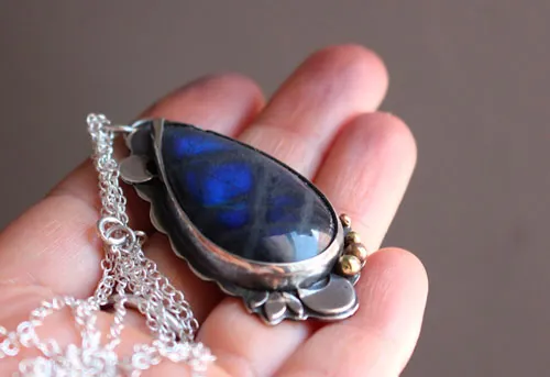 Moonbeam, nocturnal play of light necklace in silver, brass and labradorite