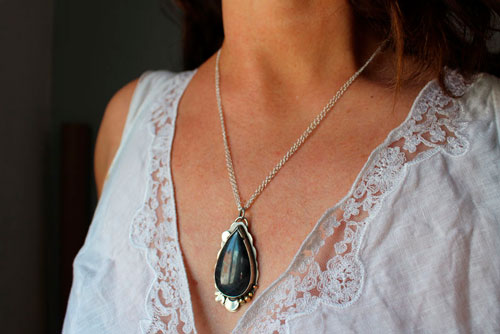 Moonbeam, nocturnal play of light necklace in silver, brass and labradorite