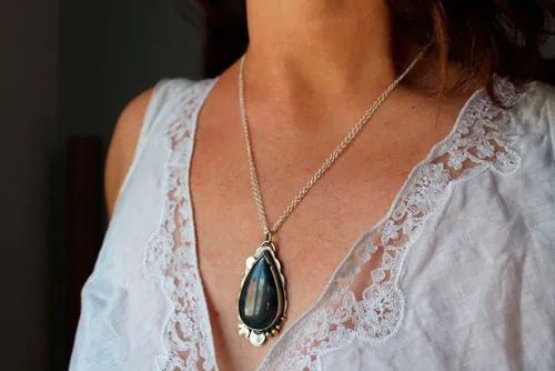 Moonbeam, nocturnal play of light necklace in silver, brass and labradorite