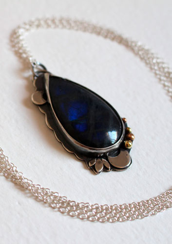Moonbeam, nocturnal play of light necklace in silver, brass and labradorite