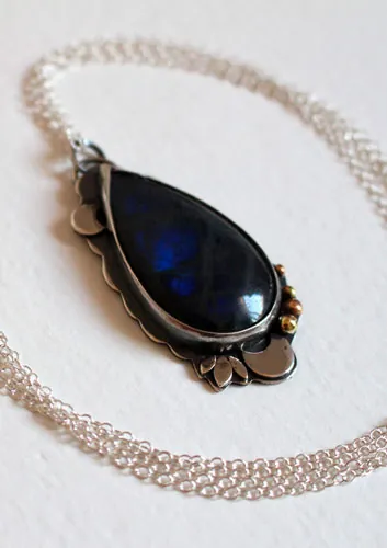 Moonbeam, nocturnal play of light necklace in silver, brass and labradorite