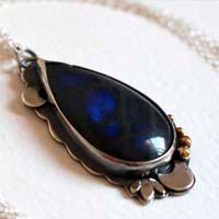 Moonbeam, nocturnal play of light necklace in silver, brass and labradorite