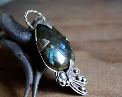 Mora, peacock pendant in silver and labradorite