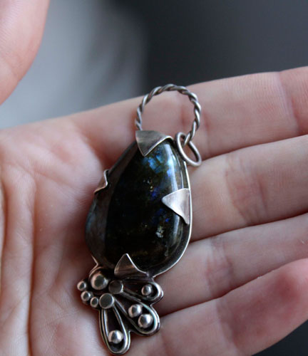 Mora, peacock pendant in silver and labradorite