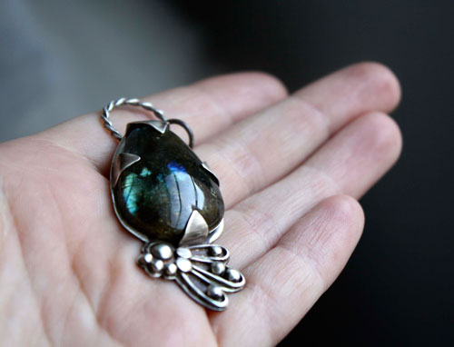 Mora, peacock pendant in silver and labradorite