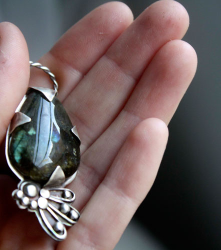 Mora, peacock pendant in silver and labradorite