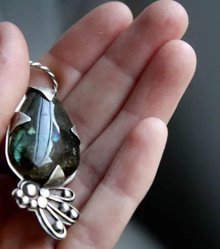 Mora, peacock pendant in silver and labradorite