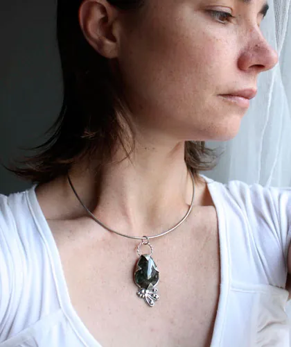 Mora, peacock pendant in silver and labradorite