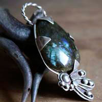 Mora, peacock pendant in silver and labradorite