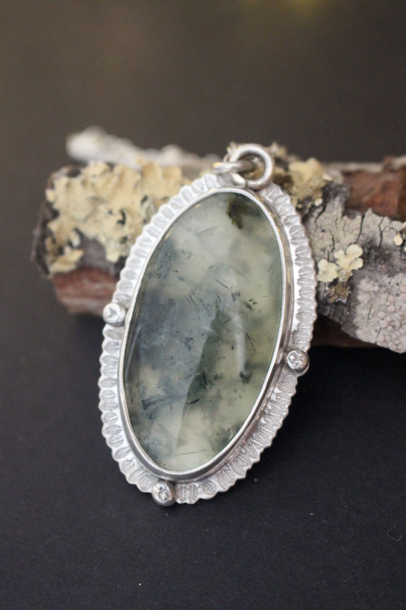 Moss fragment, Victorian necklace in silver and prehnite