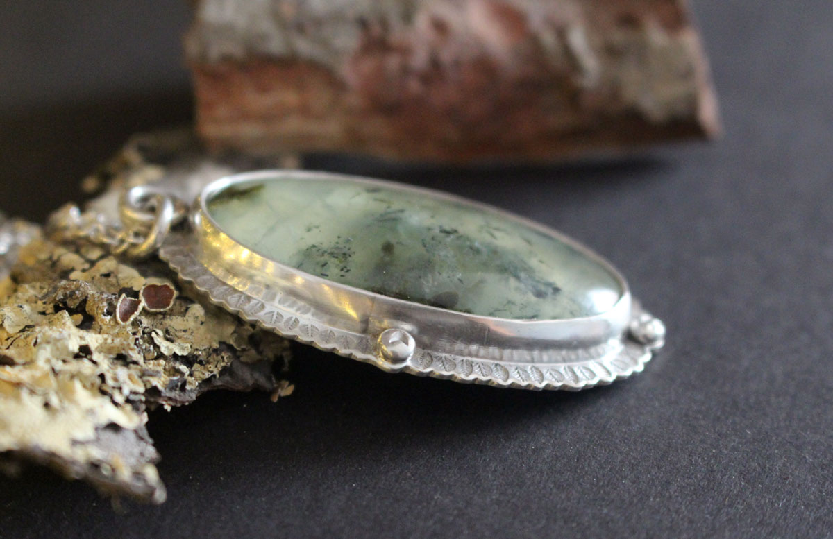 Moss fragment, Victorian necklace in silver and prehnite