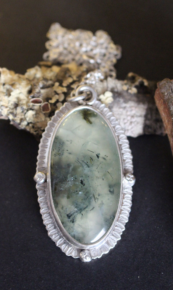 Moss fragment, Victorian necklace in silver and prehnite