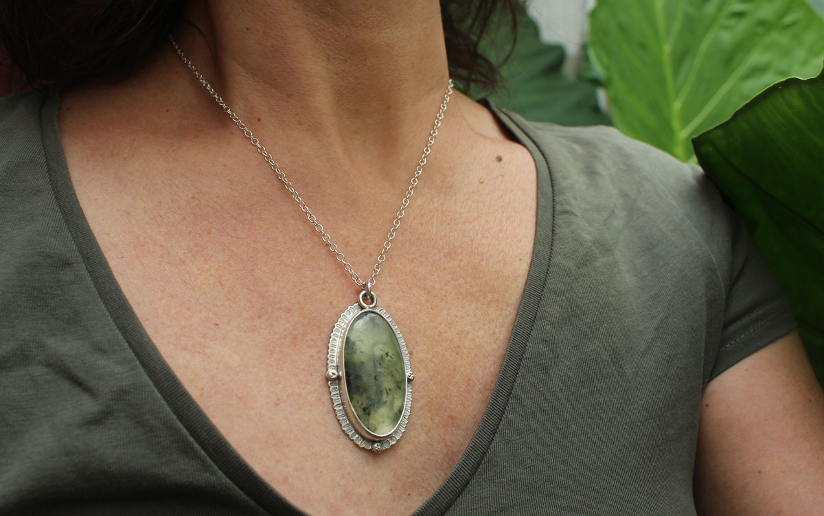 Moss fragment, Victorian necklace in silver and prehnite