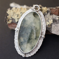 Moss fragment, Victorian necklace in silver and prehnite