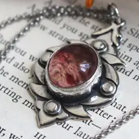 Moss garden, Baroque pendant in silver and phantom quartz